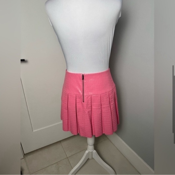 Alice + Olivia Emilie Pleated Faux Leather Mini Skirt/Size 4 - Picture 5 of 10